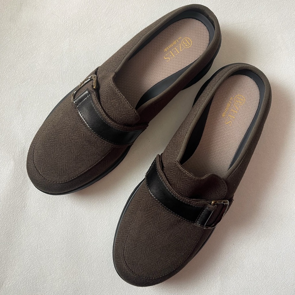 BZees LifeStride Galleria Brown Olive Women's Mules with 1” Wedge Heel Size 8.5M
